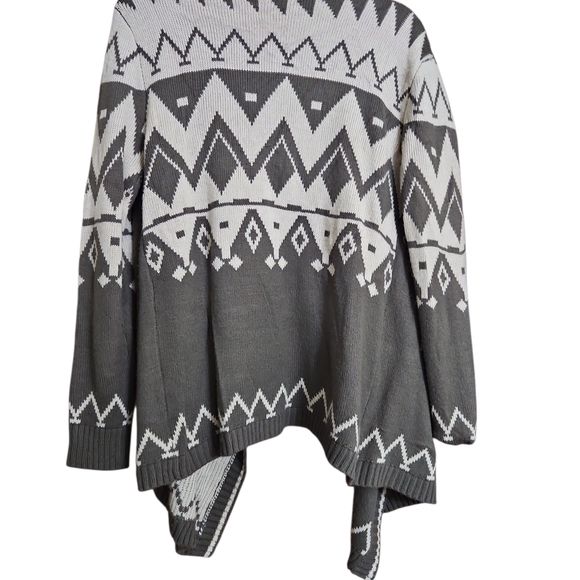 Downtown Coalitiin Cardigan/shaw - Picture 2 of 4